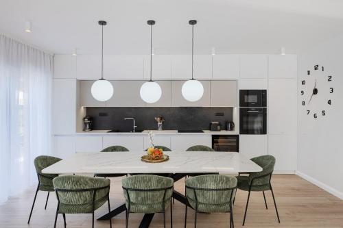 a white kitchen with a table and chairs at Villa dell Re in Žminj