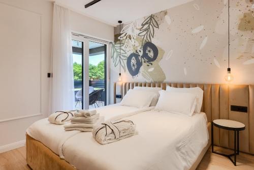 a bedroom with a bed with towels on it at Villa dell Re in Žminj
