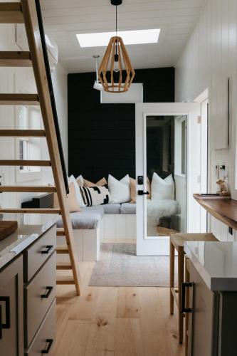 The Loft - Stargazing Tiny Home with Firepit, Wood Fired Pizza Oven & Movie Projector