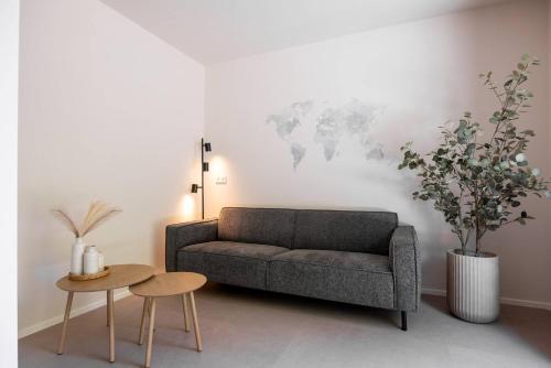 オーストカペッレにあるNEW Hello Zeeland - Magnolialaan 2のソファとテーブルのあるリビングルーム