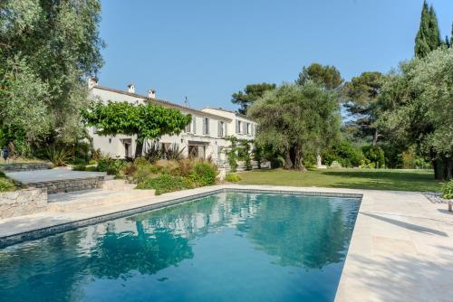 une piscine devant une maison dans l'établissement Villa Matacelle, à Mougins