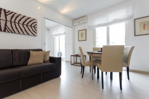 - un salon avec un canapé noir, une table et des chaises dans l'établissement Charming & Elegant La Croisette apartment in Cannes, à Cannes