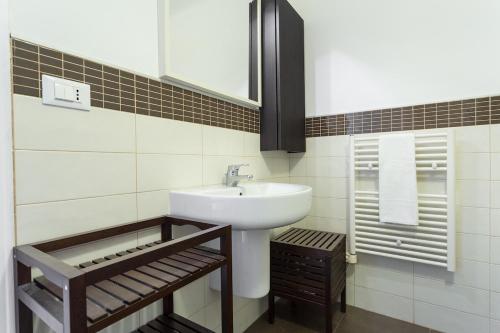 une salle de bain avec un lavabo blanc et un miroir dans l'établissement Charming & Elegant La Croisette apartment in Cannes, à Cannes