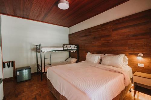 a bedroom with a bed and two bunk beds at La Brume Casa in Campos do Jordão