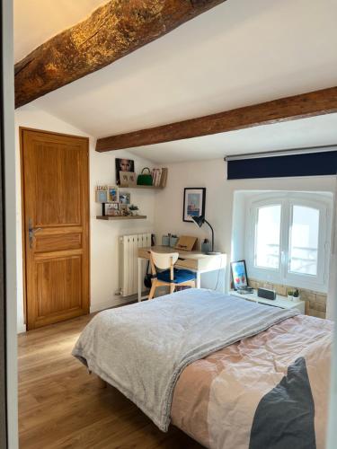 Ένα ή περισσότερα κρεβάτια σε δωμάτιο στο La maison de village - Eyguières - Alpilles