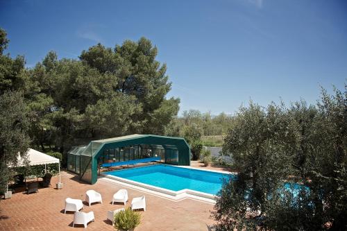 una piscina con cenador y sillas en La Serra - Villa De Bonis, en San Cesario di Lecce