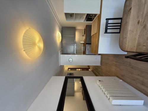 Una cocina con gabinetes blancos y encimera. en Canigou 14 by Confortsky, en Pas de la Casa