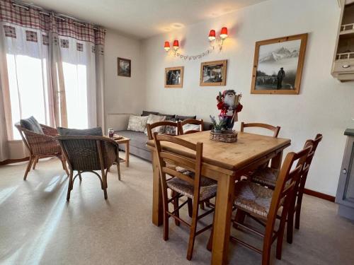une salle à manger avec une table et des chaises dans l'établissement Appartement 3 pièces avec parking et Wifi à Valloire - FR-1-263-60, à Valloire