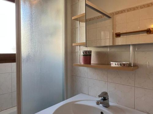une salle de bain avec un lavabo blanc et une douche dans l'établissement Appartement 3 pièces avec parking et Wifi à Valloire - FR-1-263-60, à Valloire
