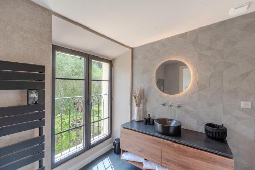 une salle de bain avec un lavabo et une fenêtre dans l'établissement Villa Matacelle, à Mougins
