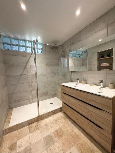 Comfortable and bright renovated 4-room apartment 5' downtown