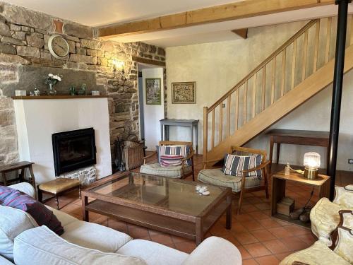 un salon avec un canapé et une table dans l'établissement 210 - Maison de caractère pour 10 convives, à Plurien