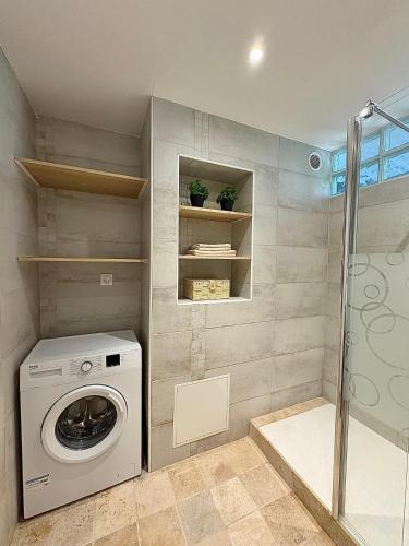 Comfortable and bright renovated 4-room apartment 5' downtown
