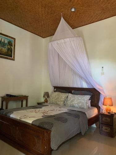a bedroom with a bed with a mosquito net at Dejaviews Resort in Singaraja