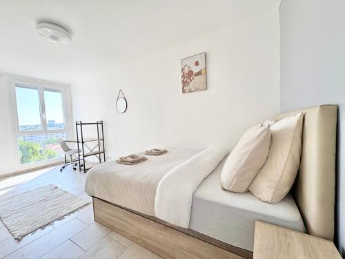 Comfortable and bright renovated 4-room apartment 5' downtown