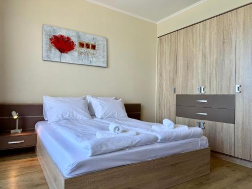 En eller flere senge i et værelse på Cosher - Gardenia Palace Apt 10 Free Parking