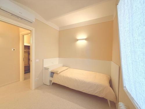 a small bedroom with a bed and a light at Casa Edvige Suite in Monteveglio