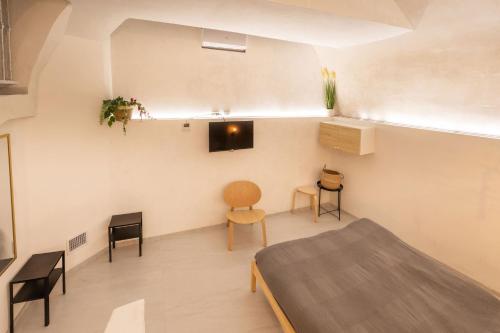 una habitación con una cama, una mesa y sillas en Acquasale Apartments - L'Ulivo by BarbarHouse, en Vieste