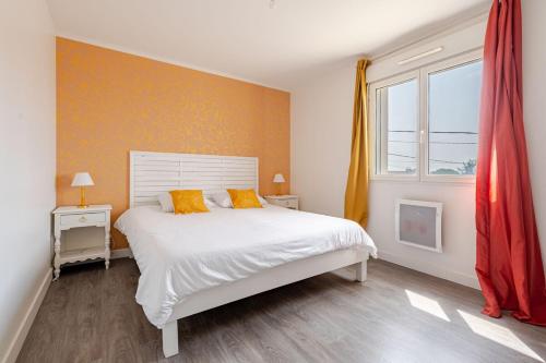 une chambre avec un lit blanc et une fenêtre dans l'établissement Maison Moderne et confortable pour 7 personnes, à La Grande-Paroisse