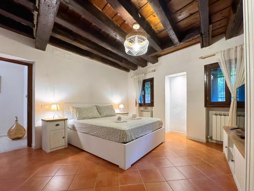 ein Schlafzimmer mit einem großen Bett in einem Zimmer in der Unterkunft Casa Alleria Venezia in Venedig