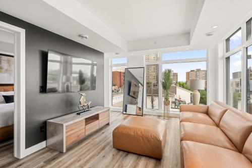 Μια τηλεόραση ή/και κέντρο ψυχαγωγίας στο Westview Luxury Suites