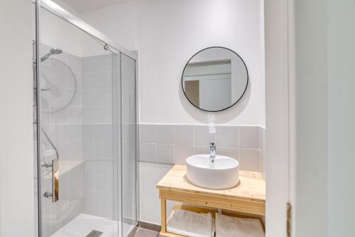 a bathroom with a sink and a mirror at La Résidence Inco in Saint-Bertrand-de-Comminges