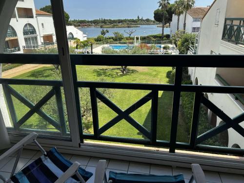 Appart 2 pièces avec piscine et parking à Port Camargue - FR-1-250-293