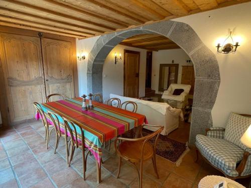 une pièce avec une table et des chaises et une chambre dans l'établissement Superbe T4 au cœur de Samoëns avec parking - FR-1-629-143, à Samoëns