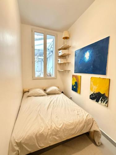 une chambre avec un lit et une fenêtre dans l'établissement Charmant appartement grande terrasse, à Marseille
