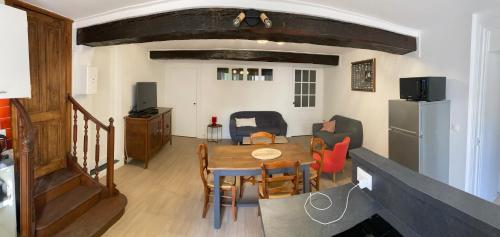 une cuisine et une salle à manger avec une table et des chaises dans l'établissement Appartement Vieux Port Centre ville 8 personnes, à La Rochelle