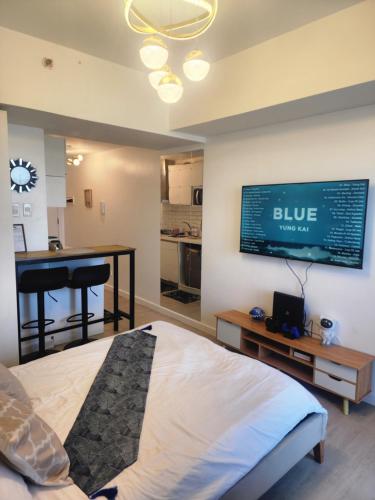 Ένα ή περισσότερα κρεβάτια σε δωμάτιο στο All His Place Staycation - Azure North Residences