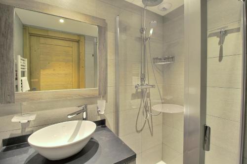 Phòng tắm tại ARC 1600, LE RIDGE, Appartement 12 personnes Duplex Vue Montagne - Ski aux pieds - Sauna, Hammam, Piscine intérieure chauffée, Salle de sport & fitness