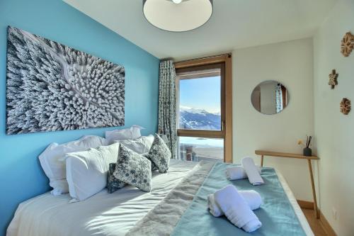 Giường trong phòng chung tại ARC 1600, LE RIDGE, Appartement 12 personnes Duplex Vue Montagne - Ski aux pieds - Sauna, Hammam, Piscine intérieure chauffée, Salle de sport & fitness