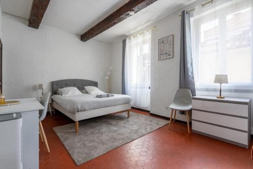 une chambre avec un lit, une table et une chaise dans l'établissement La plaine Urban, à Marseille