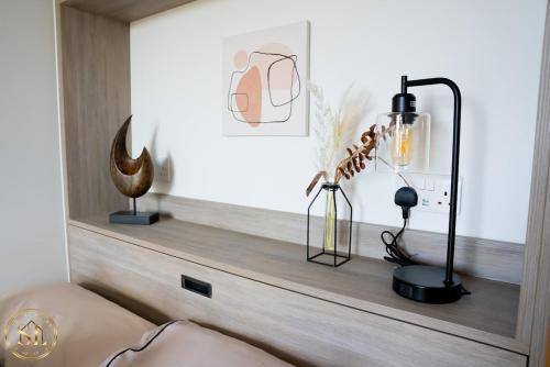 une étagère avec divers objets dessus dans un salon dans l'établissement Luxury 2 Bedroom 2 Bathroom Apartment In Wimbledon, à New Malden