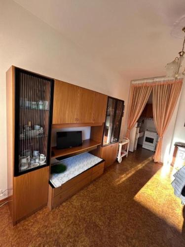 una stanza con un letto e una televisione di PM Via 15 Colombo - Andora a Marina dʼAndora