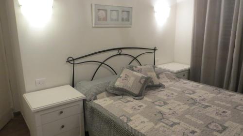 um quarto com uma cama e duas mesas de cabeceira e uma cama sidx sidx sidx em Casale Poggimele em Empoli