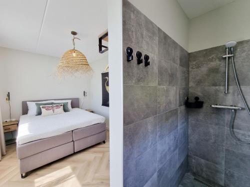 Ένα ή περισσότερα κρεβάτια σε δωμάτιο στο Luxurious detached water villa with jetty