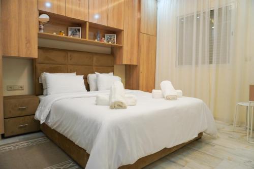 a bedroom with a large white bed with towels on it at Fabuleux Appartement bien équipé à Agadir in Agadir