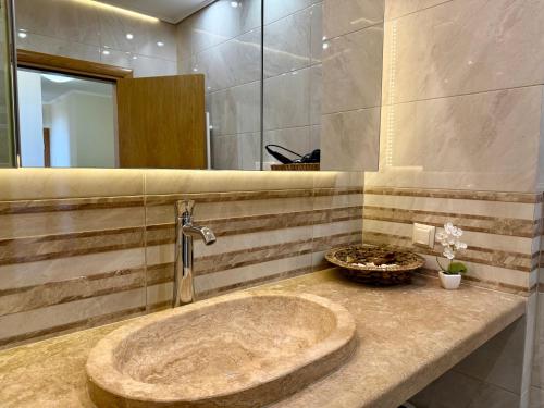 Ένα μπάνιο στο Cosher Gardenia Palace Apt 6
