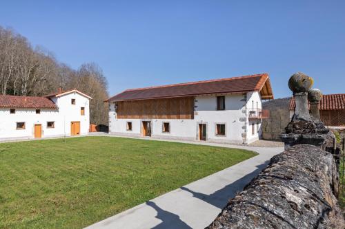 a view of the house from the wall at La Résidence Inco in Saint-Bertrand-de-Comminges
