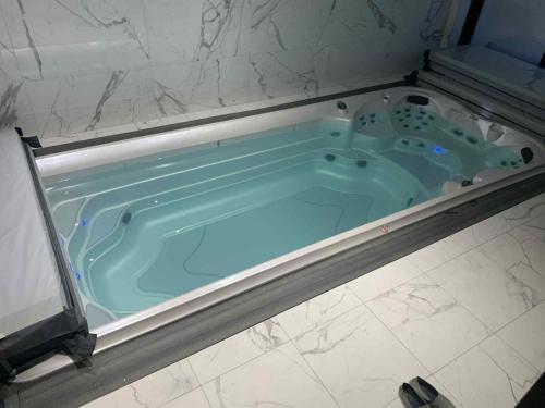 une baignoire jacuzzi dans une chambre d'hôtel dans l'établissement Grange&Lodge, à Chavelot