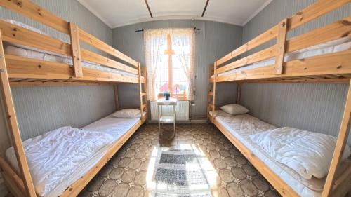 two bunk beds in a room with a window at Medstugans Pilgrimsboende in Medstugan