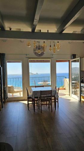 une salle à manger avec une table et une vue sur l'océan dans l'établissement Superbe appartement vue mer, à Monticello