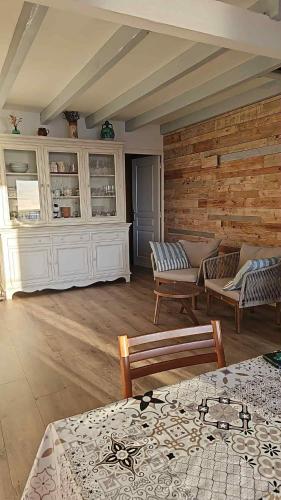 - un salon avec des canapés et un mur en bois dans l'établissement Superbe appartement vue mer, à Monticello