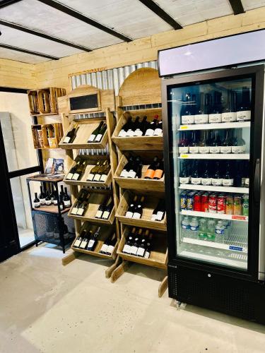 - un réfrigérateur rempli de nombreuses bouteilles de vin dans l'établissement Fontaine Bourguerins, à Menotey
