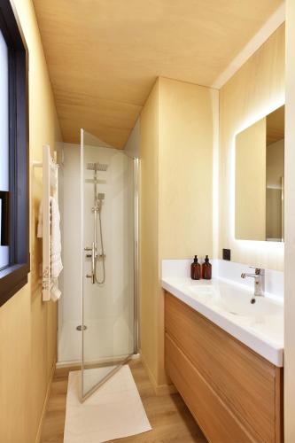 une salle de bain avec un lavabo et une douche dans l'établissement O Lodge les jardins d iode proche mer, à La Brée-les-Bains