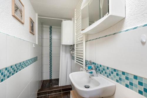 a bathroom with a sink and a mirror at Ferienwohung Marion - Hohnstein in Rathewalde