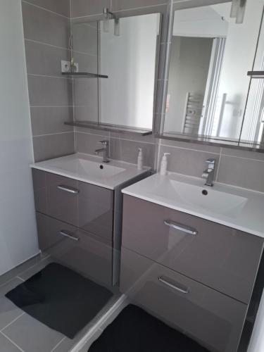 a bathroom with a sink and a mirror at Ô Bon Cru, Meublé de tourisme in Archiac