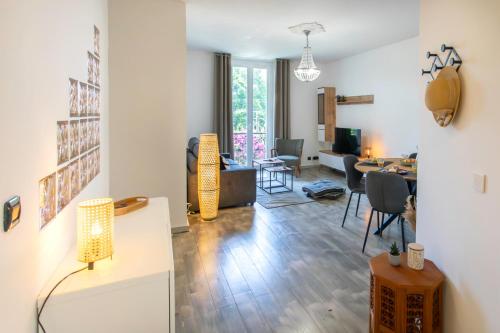 un salon avec une table et des chaises et un salon dans l'établissement C10 - 3P 10 min Palais Festivals & Sea - AC & Parking, à Cannes